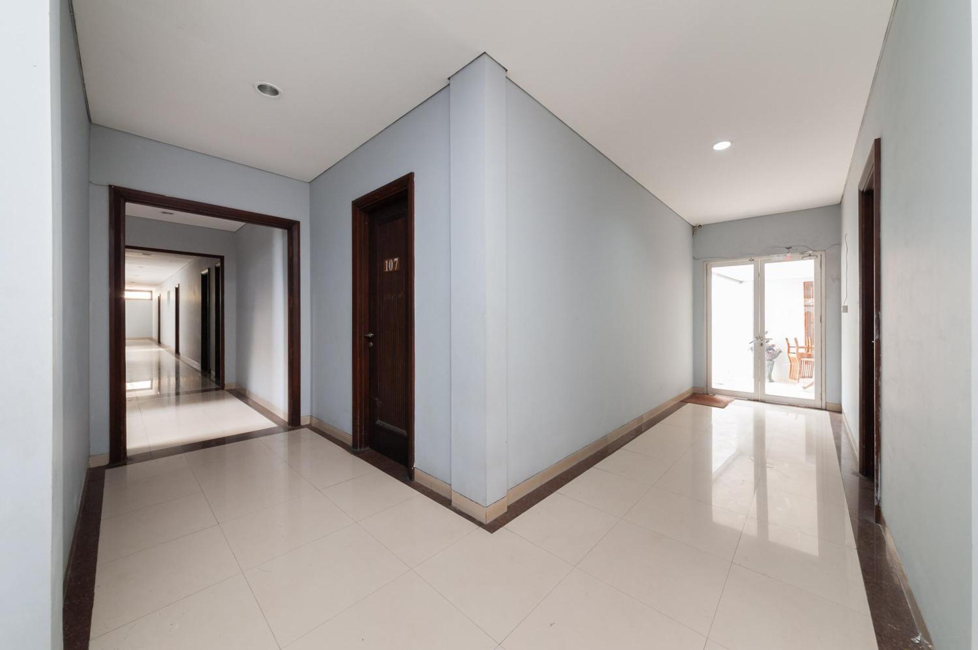 Reddoorz Plus Near Kelapa Dua Kebon Jeruk Yakarta Exterior foto