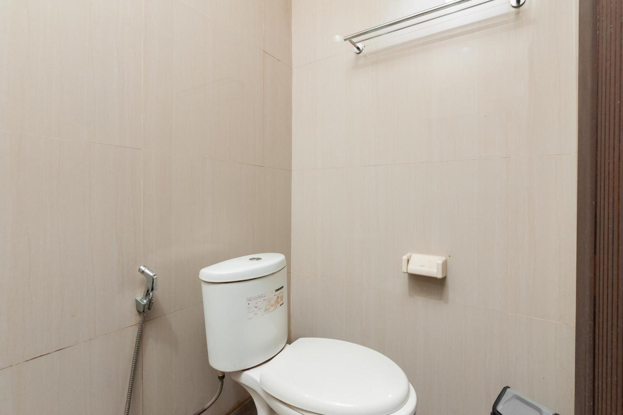 Reddoorz Plus Near Kelapa Dua Kebon Jeruk Yakarta Exterior foto