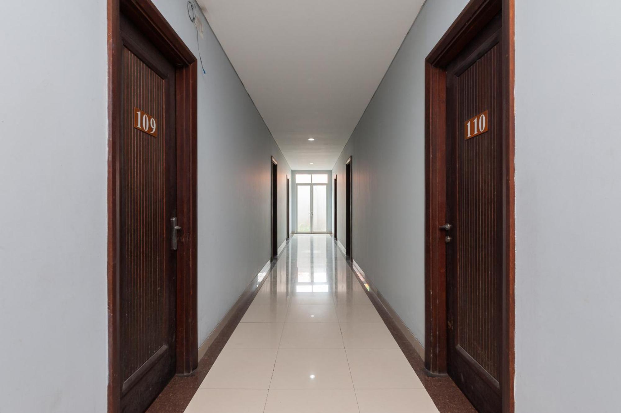 Reddoorz Plus Near Kelapa Dua Kebon Jeruk Yakarta Exterior foto