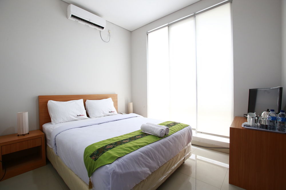 Reddoorz Plus Near Kelapa Dua Kebon Jeruk Yakarta Exterior foto