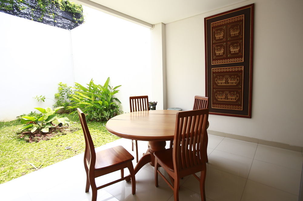 Reddoorz Plus Near Kelapa Dua Kebon Jeruk Yakarta Exterior foto