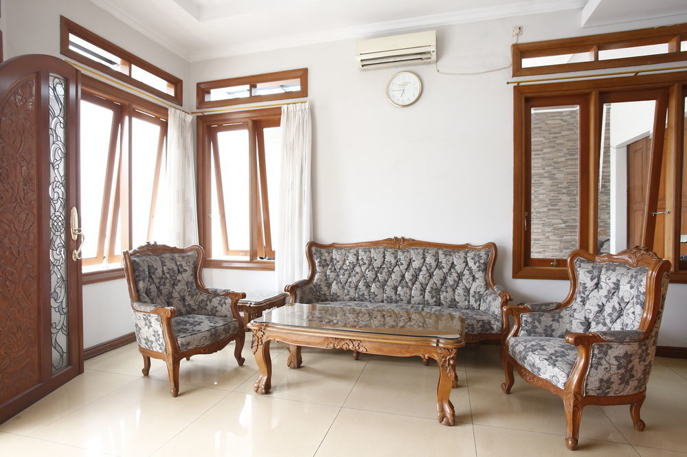 Reddoorz Plus Near Kelapa Dua Kebon Jeruk Yakarta Exterior foto