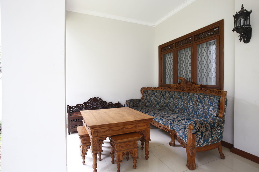 Reddoorz Plus Near Kelapa Dua Kebon Jeruk Yakarta Exterior foto