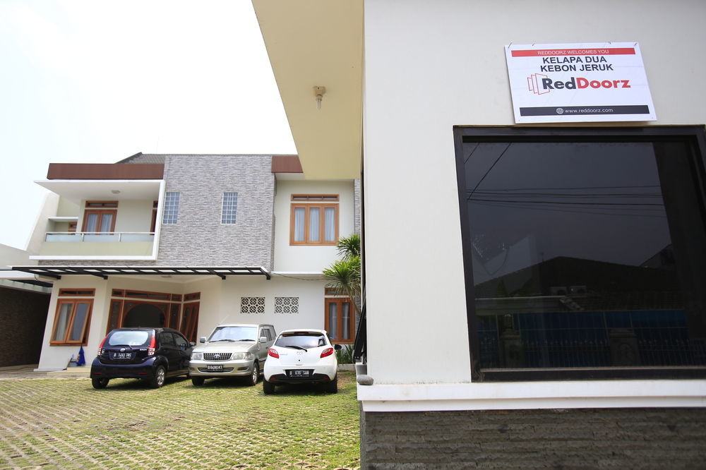 Reddoorz Plus Near Kelapa Dua Kebon Jeruk Yakarta Exterior foto