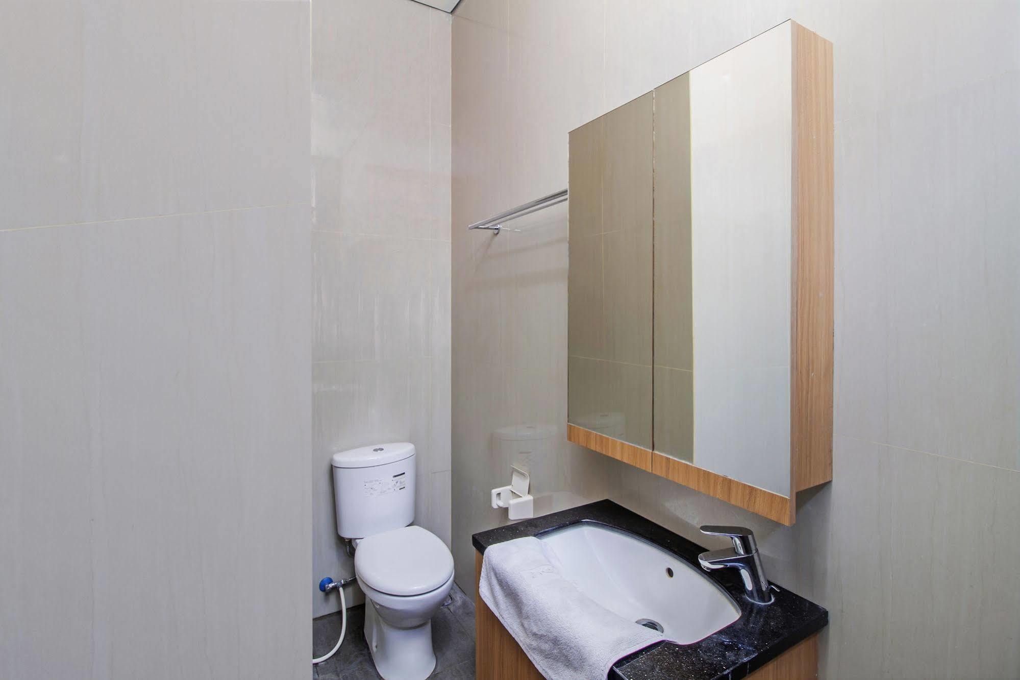 Reddoorz Plus Near Kelapa Dua Kebon Jeruk Yakarta Exterior foto