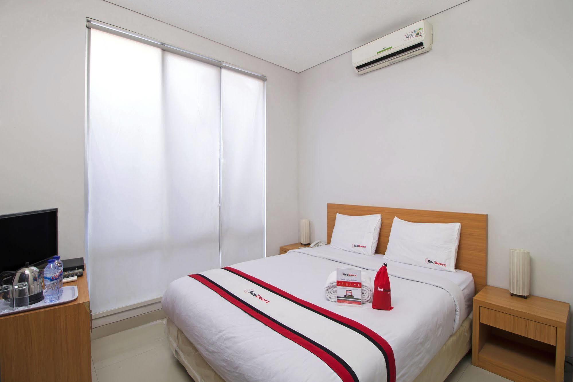 Reddoorz Plus Near Kelapa Dua Kebon Jeruk Yakarta Exterior foto