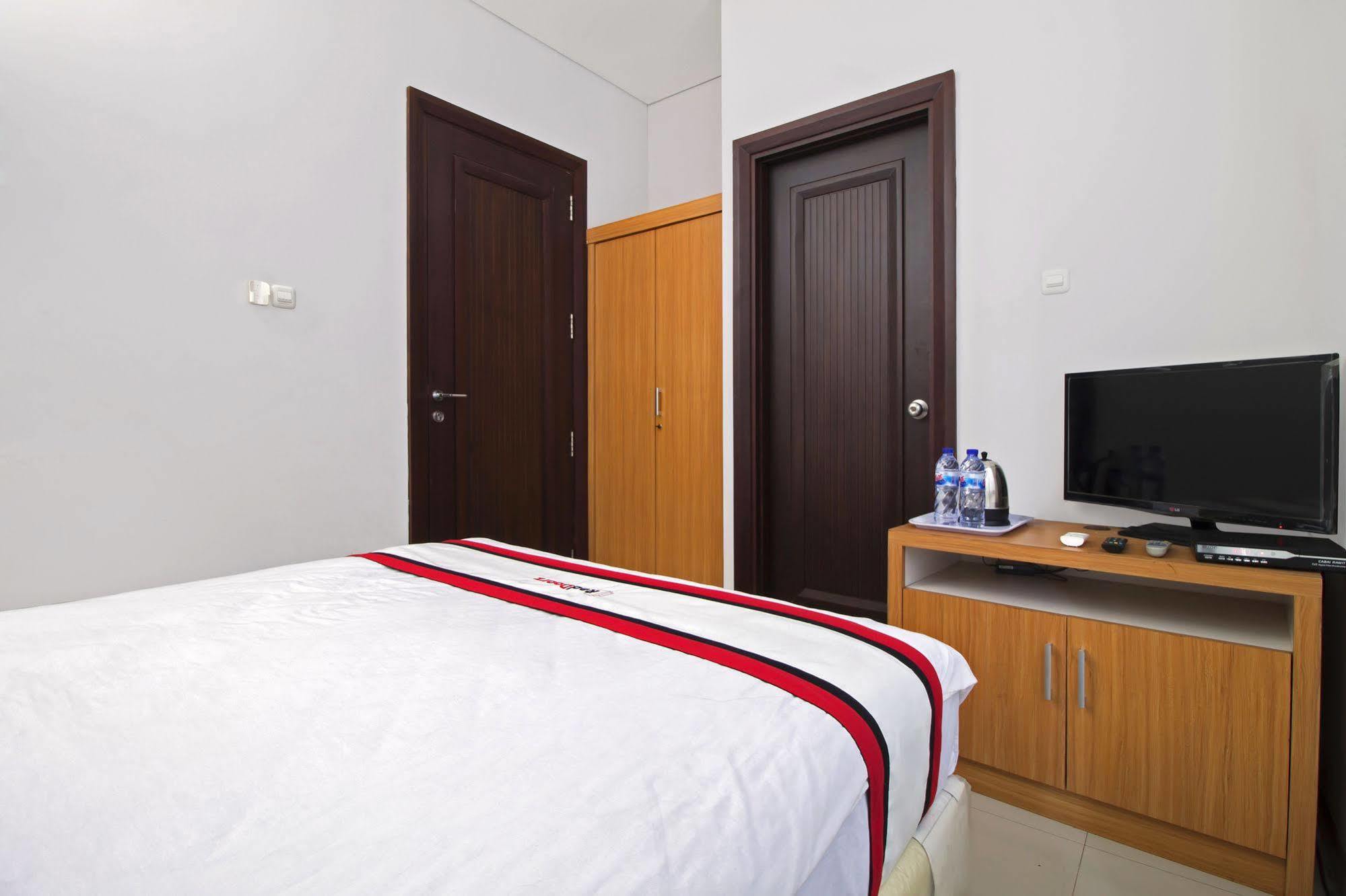 Reddoorz Plus Near Kelapa Dua Kebon Jeruk Yakarta Exterior foto