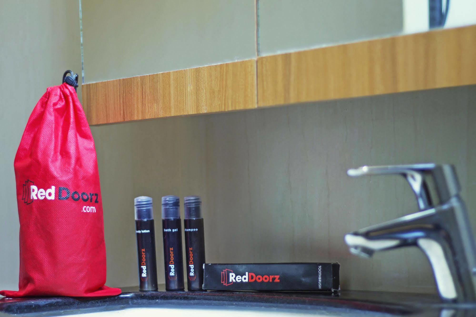 Reddoorz Plus Near Kelapa Dua Kebon Jeruk Yakarta Exterior foto